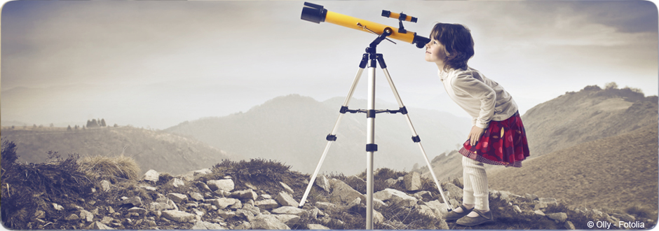 Une petite fille et un télescope