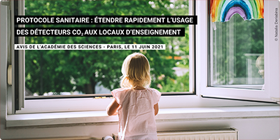 enfant devant une fenêtre