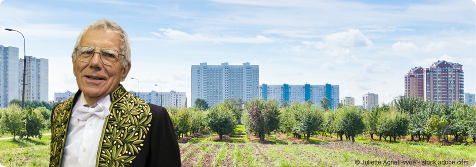 Pierre Léna devant une ville