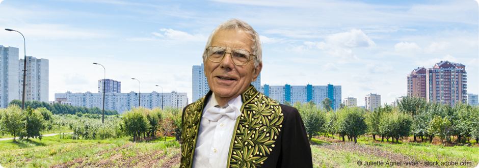 Pierre Léna devant une ville