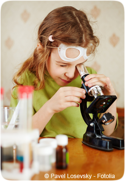 Enfant et microscope