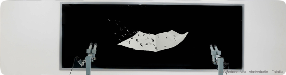 Un tableau noir et des lettres qui s'envolent