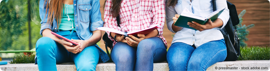 Jeunes lisant des livres