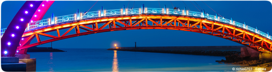 Vue nocture d'un pont à Miaoli, Taïwan
