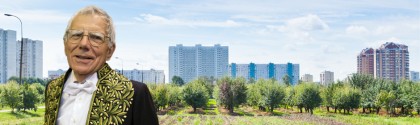Pierre Léna devant une ville